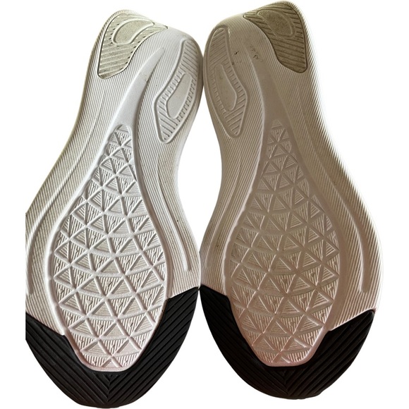 New Balance Womens Beaya Black with Gold Metallic Size 10 - Picture 7 of 9